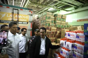 Mentan Amran Kirim Logistik Bantuan Bencana Satu Kapal Penuh ke Sumatra