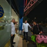 Rabu Dini Hari, Seskab Teddy dan Menhub Dudy Sambut Pemudik dan Pantau Arus Balik di Pulo Gebang