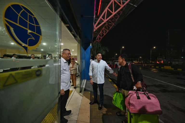 Rabu Dini Hari, Seskab Teddy dan Menhub Dudy Sambut Pemudik dan Pantau Arus Balik di Pulo Gebang