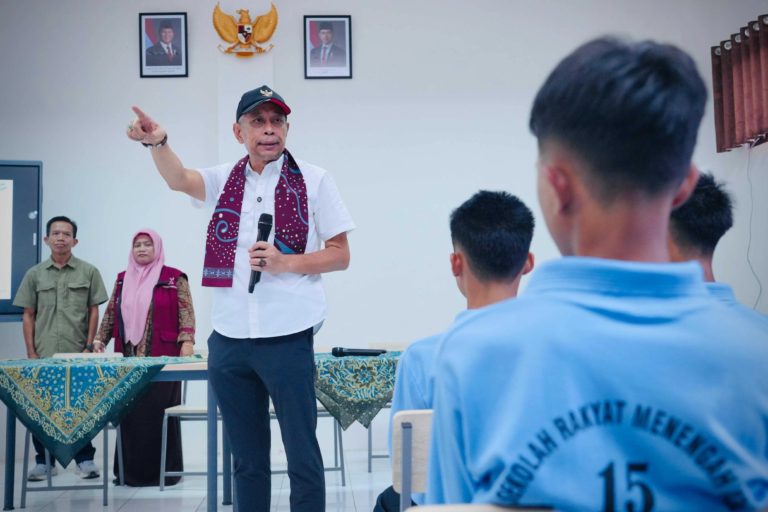 Wamensos Agus Jabo Yakinkan Setiap Siswa Sekolah Rakyat Berharga dan Punya Potensi