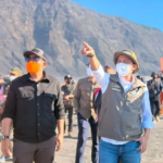 Menhut Bersama Pangdam V/Brawijaya dan Wagub Jatim Tinjau Langsung Penanganan Kebakaran TN Bromo Tengger Semeru